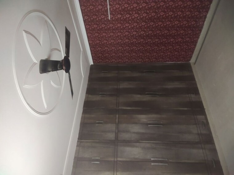 Room, sector 5 3 Bedroom 500 Sq.Yd. Independent House In Sector 5 Gurgaon 9928196
