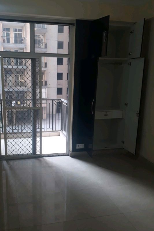 Room in 3.5 BHK Apartment at Skytech Matrott, Sector 76 – for Rent