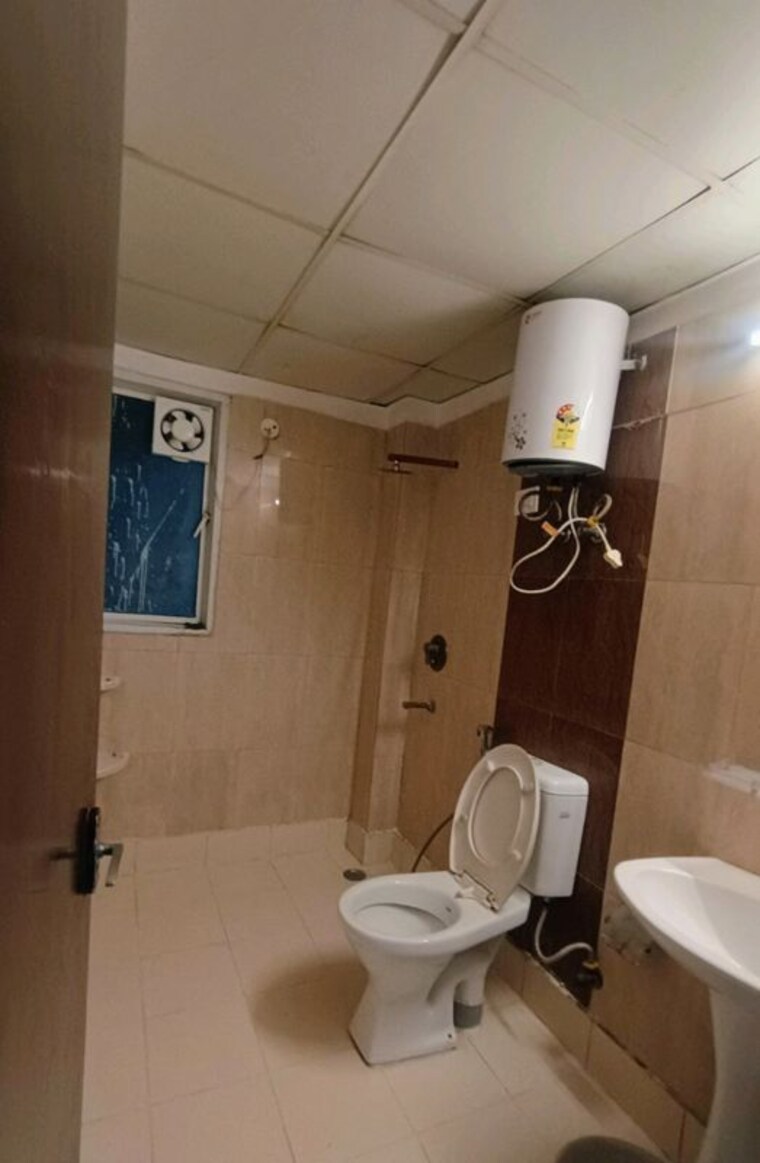 Bathroom, skytech-matrott 3.5 Bedroom 1645 Sq.Ft. Apartment In Sector 76 Noida 9928366