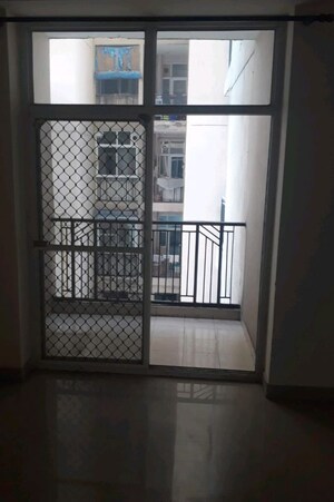 Room in 3.5 BHK Apartment at Skytech Matrott, Sector 76 – for Rent