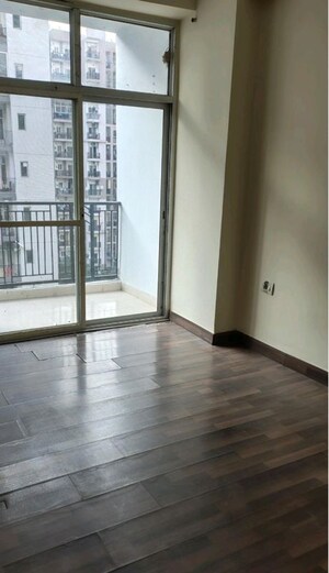 Room in 3.5 BHK Apartment at Skytech Matrott, Sector 76 – for Rent