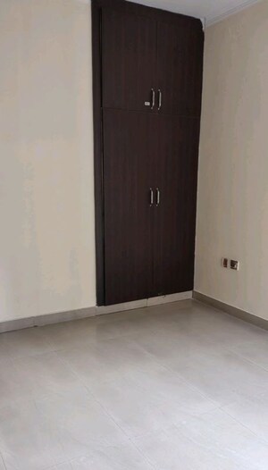 Room in 3.5 BHK Apartment at Skytech Matrott, Sector 76 – for Rent