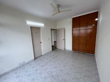 Room in 3 BHK Builder Floor at Unitech South City II, Sector 50 – for Rent