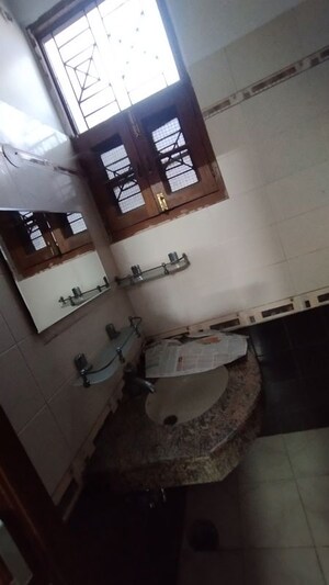 Master Bedroom in 1 BHK Builder Floor at Gomti Nagar – for Rent