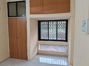 Room in 2 BHK Apartment at LIC Shopping Centre, Borivali West – for Rent