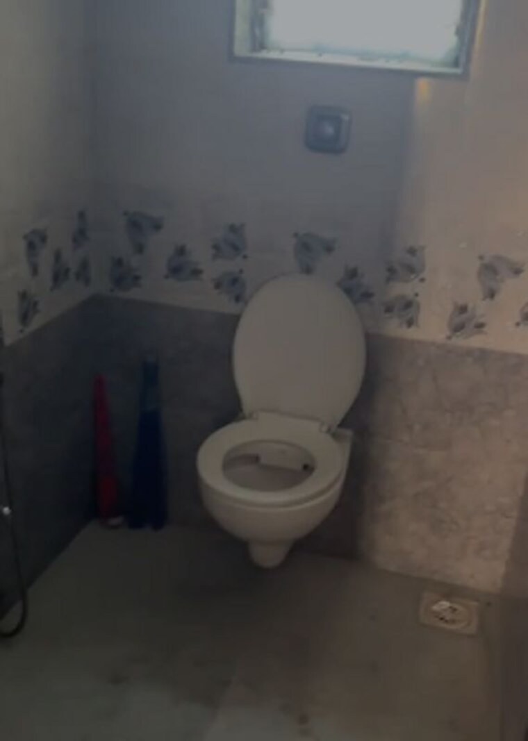 Bathroom, kurla west 2 Bedroom 500 Sq.Ft. Apartment In Kurla West Mumbai 9929006