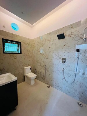 Team Area in 6+ BHK Independent House at Jankipuram Extension – for Sale