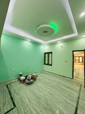 Room in 6+ BHK Independent House at Jankipuram Extension – for Sale