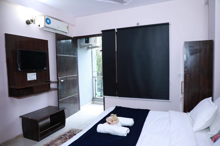 Room, sector 70 Pg For Boys & Girls In Sector 70 9929509