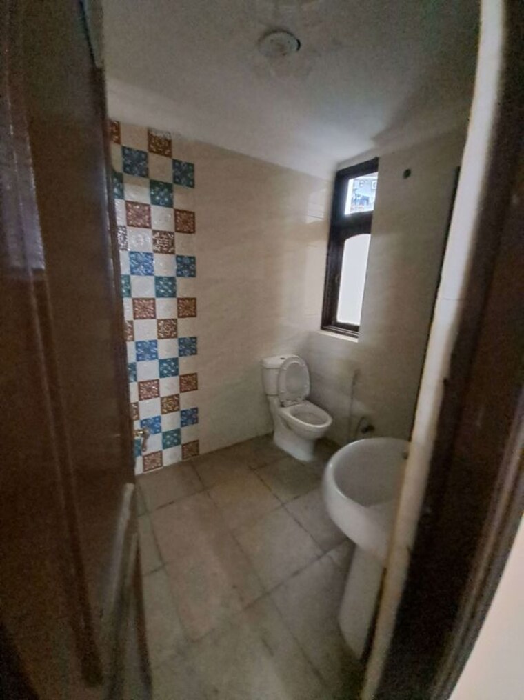 Bathroom, sector 12 dwarka 5 Bedroom 3400 Sq.Ft. Apartment In Sector 12 Dwarka Delhi 9903276