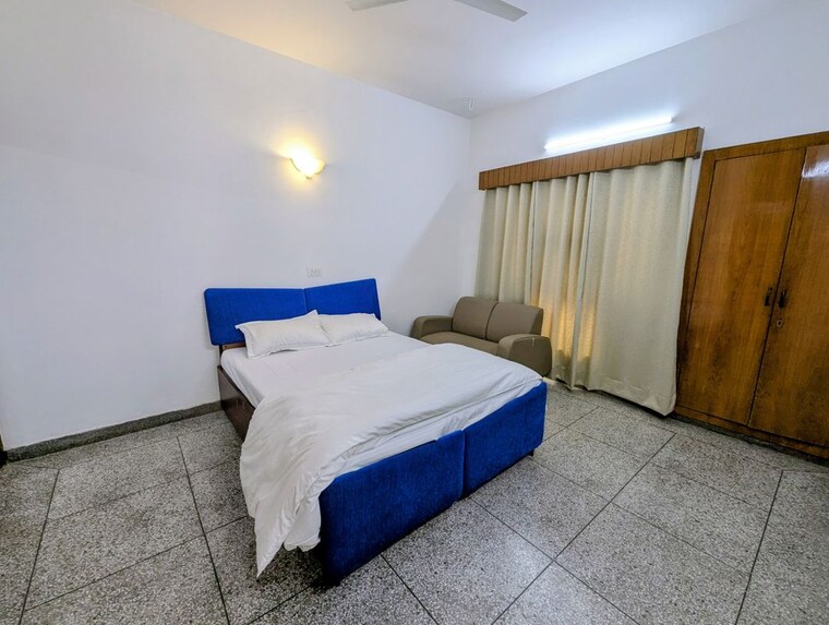 Bedroom, sector 14 5 Bedroom 350 Sq.Yd. Independent House In Sector 14 Faridabad 9929661