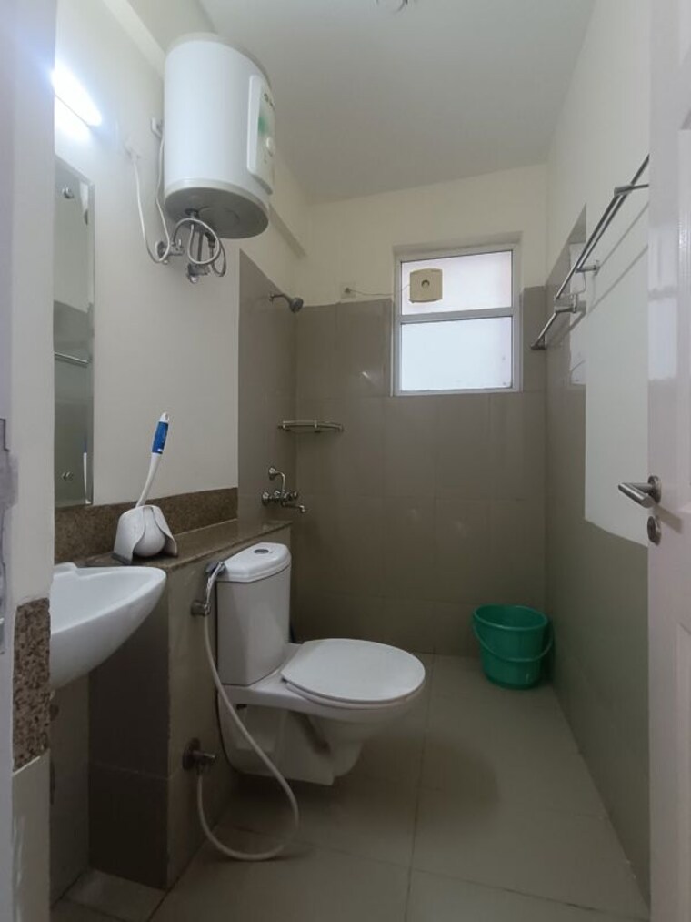 Bathroom, emaar-mgf-emerald-hills 4 Bedroom 350 Sq.Yd. Apartment In Sector 65 Gurgaon 9929680