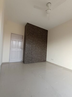 Room in 4 BHK Apartment at Emaar MGF Emerald Hills, Sector 65 – for Rent