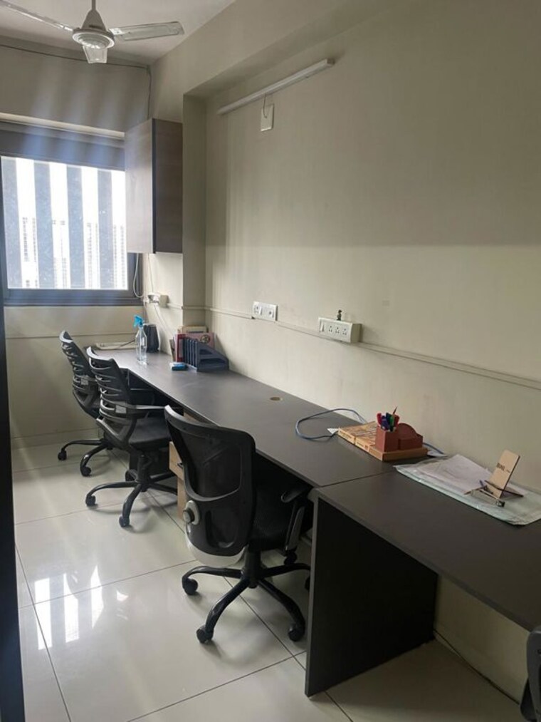 Team Area, gota Commercial Office Space 610 Sq.Ft. In Gota Ahmedabad 9929701