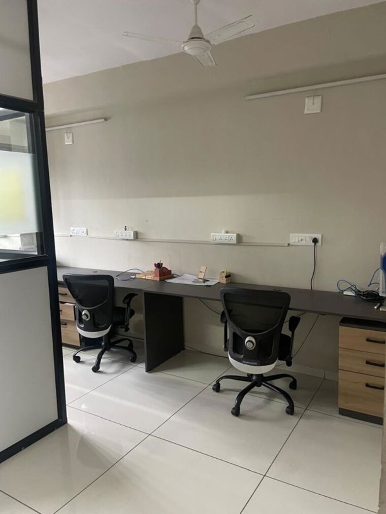Team Area, gota Commercial Office Space 610 Sq.Ft. In Gota Ahmedabad 9929701