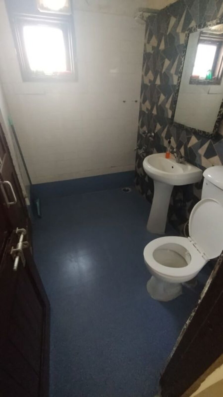 Attached Bathroom, sector 6 dwarka 3 Bedroom 1500 Sq.Ft. Apartment In Sector 6 Dwarka Delhi 9929707