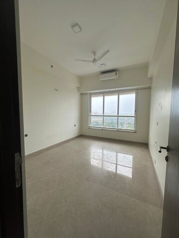 Room in 2 BHK Apartment at Kalpataru Radiance, Goregaon West – for Rent