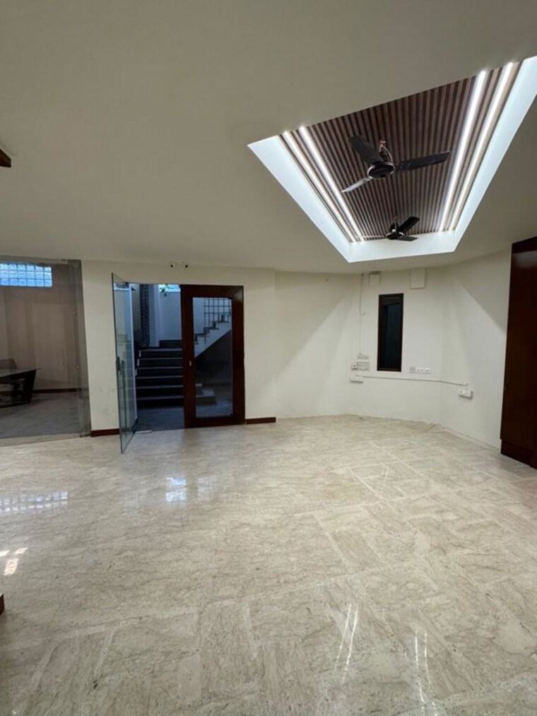Room, defence colony Commercial Office Space 2000 Sq.Ft. In Defence Colony Delhi 9929718