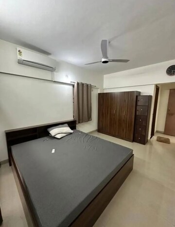 Room in 2 BHK Apartment at Raheja Vistas Phase 1, Mohammadwadi – for Rent