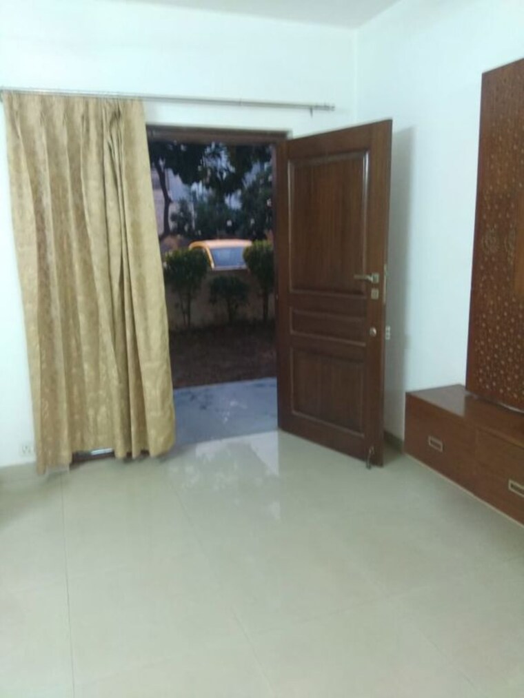Room, sector 85 3 Bedroom 180 Sq.Yd. Builder Floor In Sector 85 Faridabad 9929598