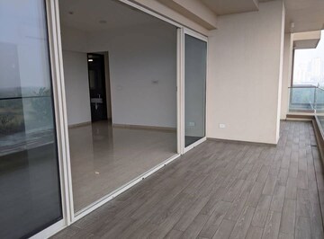 Room in 4 BHK Apartment at Kalpataru Vista, Sector 128 – for Sale