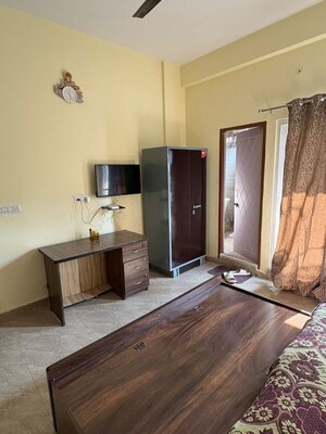 Living Room in 2 BHK Builder Floor at JakhaN-Rajpur Road – for Rent