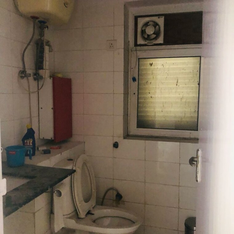 Bathroom, bptp-park-grandeura 2 Bedroom 761 Sq.Ft. Apartment In Sector 82 Faridabad 9930119