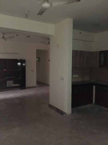 Room in 3 BHK Apartment at Mahagun Mywoods II, Sector 16c Greater Noida – for Rent