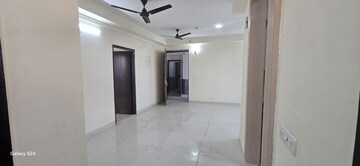 Room in 2.5 BHK Apartment at Amrapali Heartbeat City, Sector 107 – for Rent