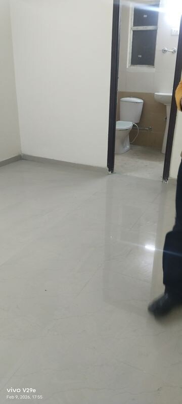 Room in 4 BHK Apartment at Windsor Paradise 2, Raj Nagar Extension – for Rent