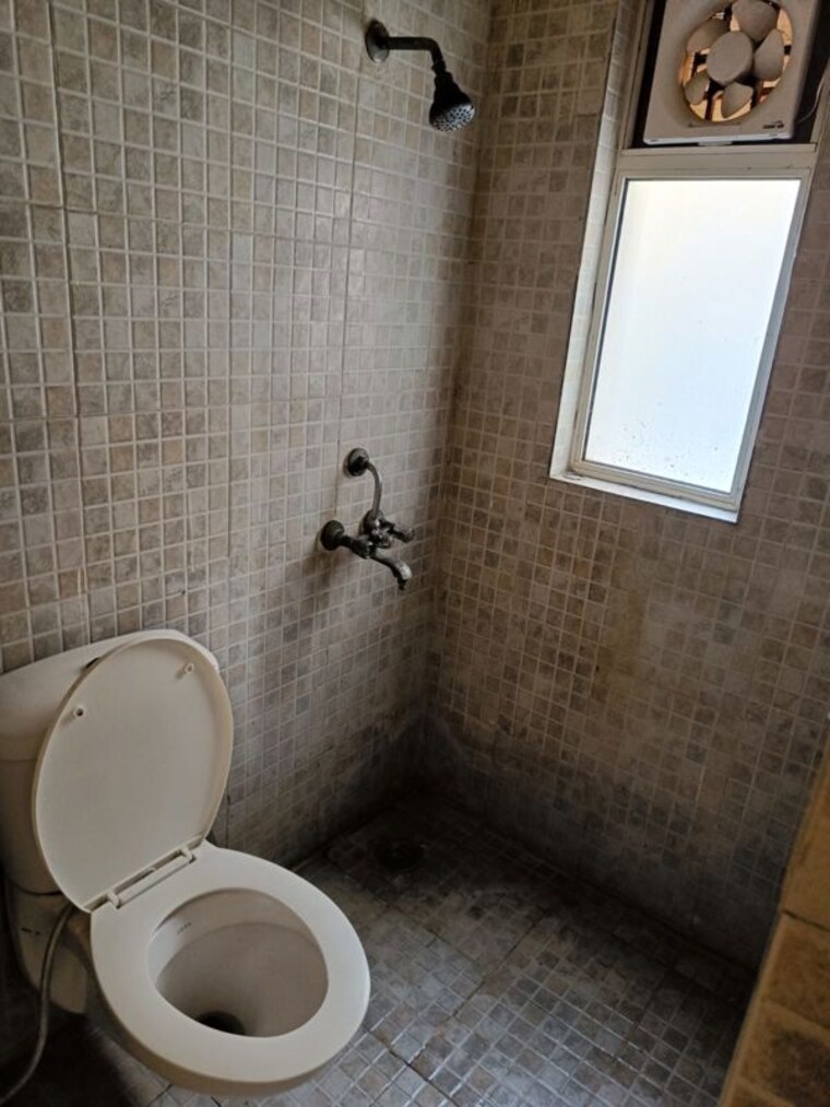 Bathroom, paras-tierea 3.5 Bedroom 1695 Sq.Ft. Apartment In Sector 137 Noida 9930648