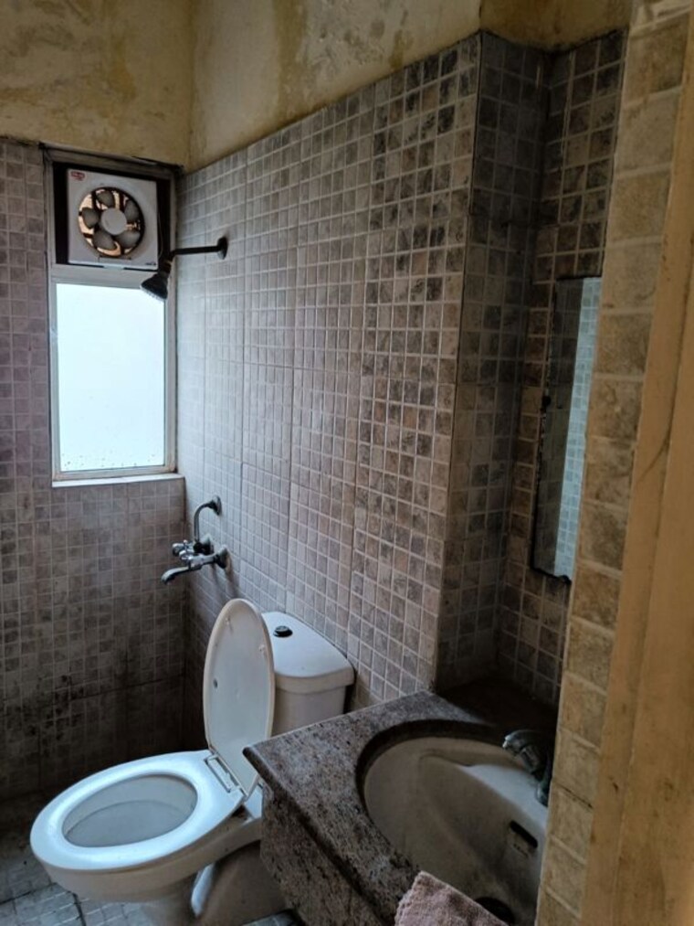 Bathroom, paras-tierea 3.5 Bedroom 1695 Sq.Ft. Apartment In Sector 137 Noida 9930648