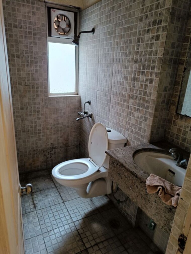 Bathroom, paras-tierea 3.5 Bedroom 1695 Sq.Ft. Apartment In Sector 137 Noida 9930648
