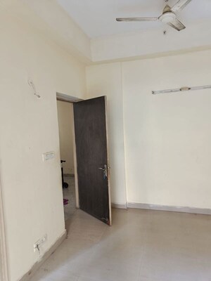 Room in 3.5 BHK Apartment at Paras Tierea, Sector 137 – for Rent