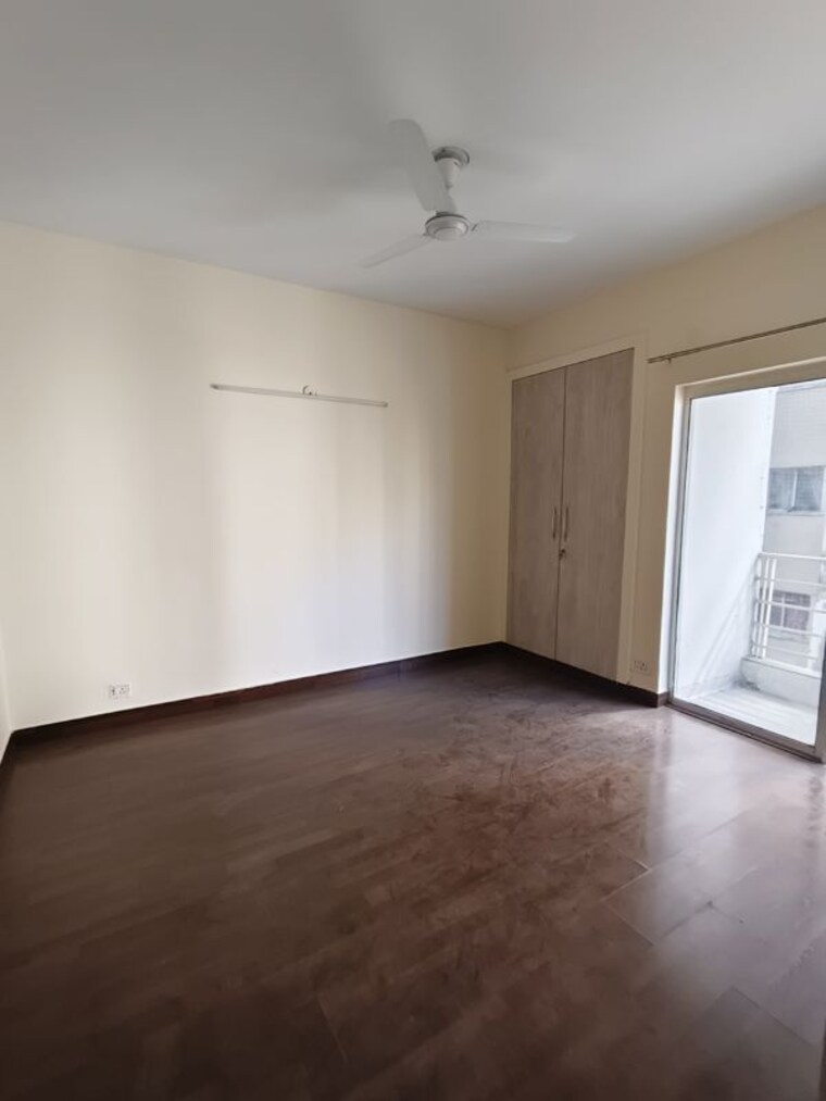 Room, paras-tierea 3.5 Bedroom 1695 Sq.Ft. Apartment In Sector 137 Noida 9930741