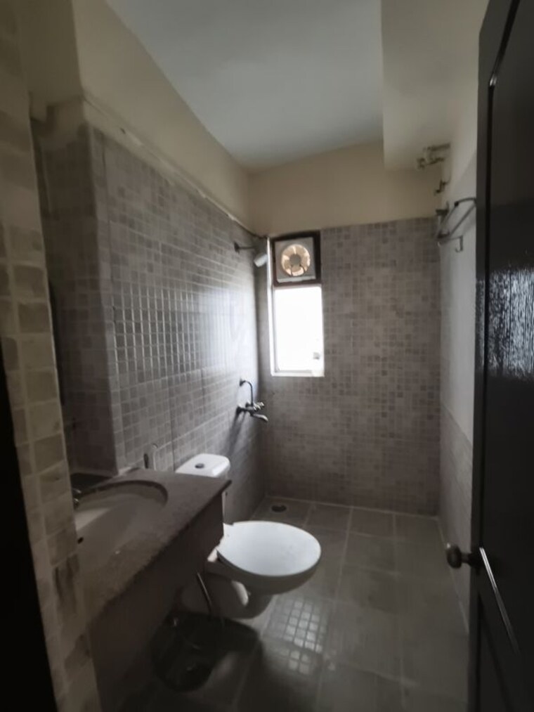 Bathroom, paras-tierea 3.5 Bedroom 1695 Sq.Ft. Apartment In Sector 137 Noida 9930741