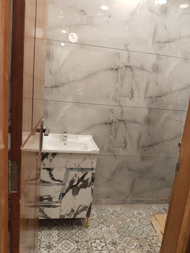 Bathroom, sector 85 3 Bedroom 318 Sq.Yd. Builder Floor In Sector 85 Faridabad 9930784