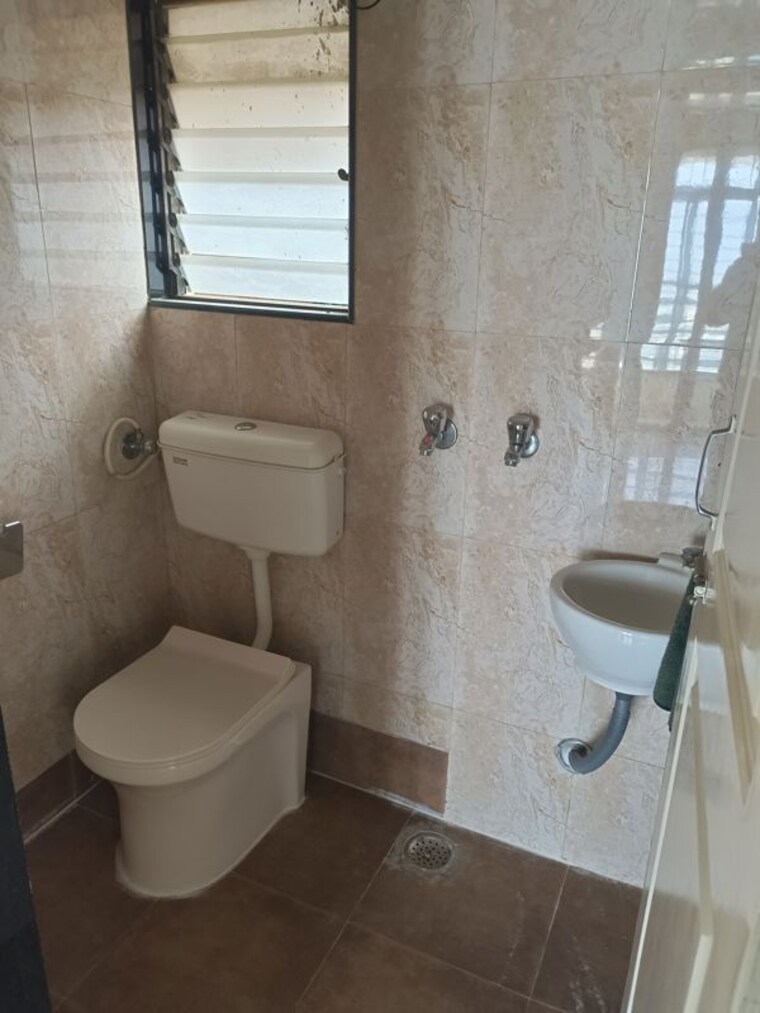 Bathroom, hubtown-greenwoods 1.5 Bedroom 470 Sq.Ft. Apartment In Vartak Nagar Thane 9893759
