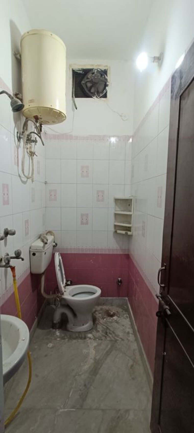 Bathroom, rohini sector 8 2 Bedroom 600 Sq.Ft. Builder Floor In Rohini Sector 8 Delhi 9930893