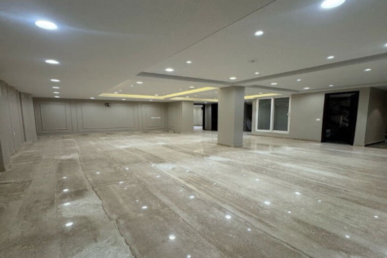  Parking, sector 65 4 Bedroom 600 Sq.Yd. Builder Floor In Sector 65 Gurgaon 9930917