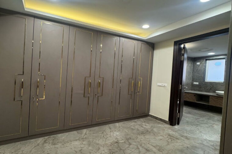 Room, sector 65 4 Bedroom 600 Sq.Yd. Builder Floor In Sector 65 Gurgaon 9930917