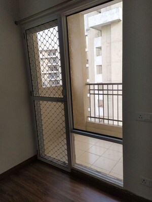 Room in 2 BHK Apartment at Amrapali Dream Valley, Tech Zone 4 Greater Noida – for Rent