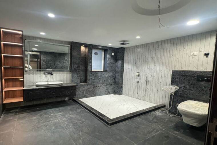  Parking, sector 65 4 Bedroom 564 Sq.Yd. Builder Floor In Sector 65 Gurgaon 9930979