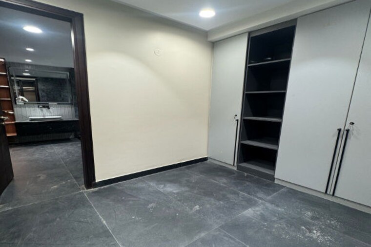 Room, sector 65 4 Bedroom 564 Sq.Yd. Builder Floor In Sector 65 Gurgaon 9930979