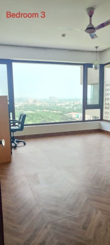 Room in 3 BHK Apartment at Jaypee Greens Sun Court III, Jaypee Greens – for Rent