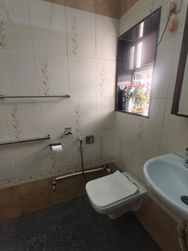 Attached Bathroom, bandra west 2 Bedroom 700 Sq.Ft. Apartment In Bandra West Mumbai 9931014