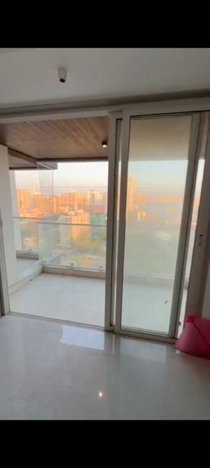 Room in 3 BHK Apartment at Malad West – for Rent