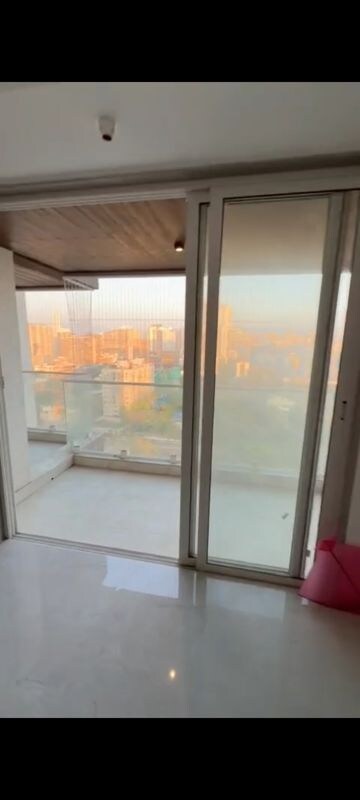 Room in 3 BHK Apartment at Malad West – for Rent