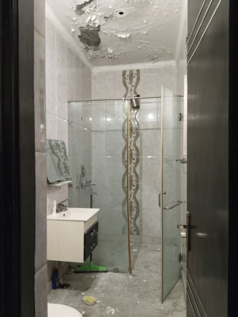 Bathroom, sector 37 3 Bedroom 2250 Sq.Ft. Builder Floor In Sector 37 Faridabad 9931046