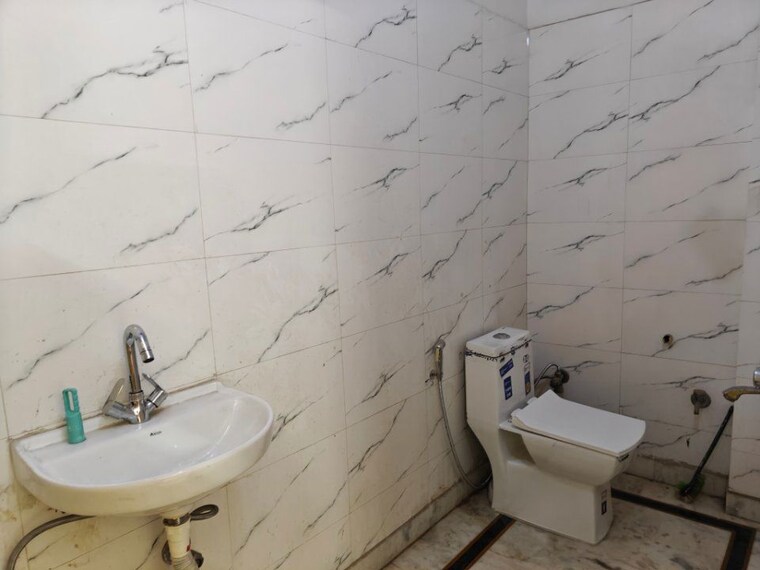 Bathroom, govindpuri Pg For Girls In Govindpuri 9887497